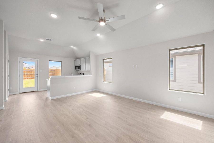 Spacious, unfurnished interior of a new home in Trinity Ranch, Elgin (Image 13).