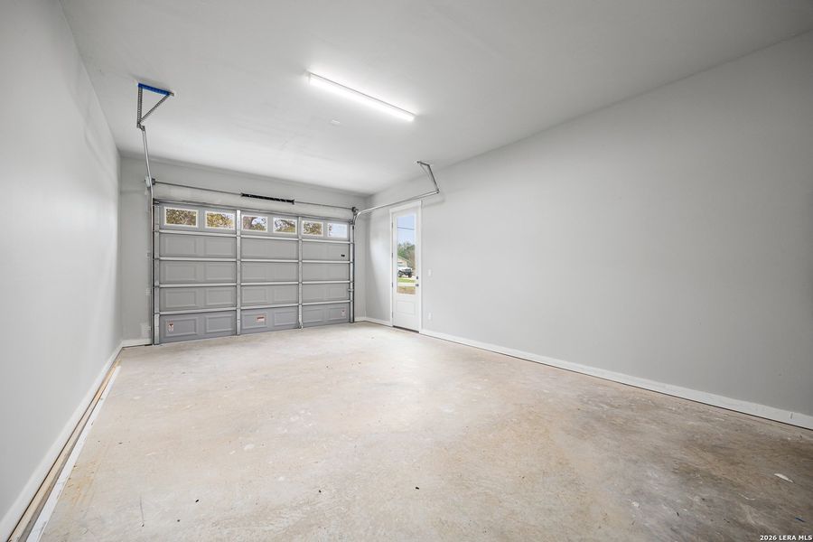 Spacious, unfurnished interior of a new home in , Canyon Lake (Image 34).