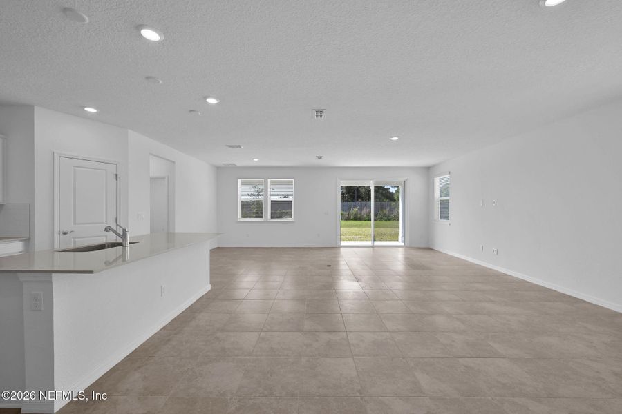 Spacious, unfurnished interior of a new home in Hyland Trail, Green Cove Springs (Image 12).