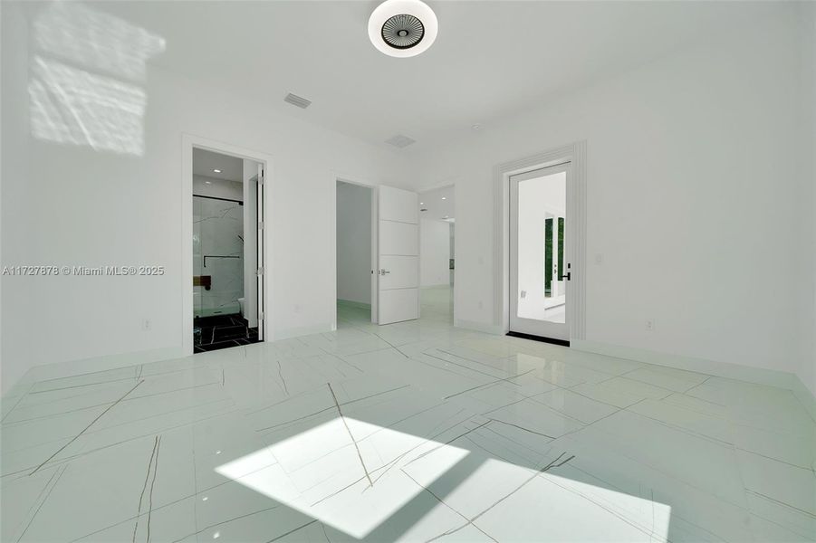 Spacious, unfurnished interior of a new home in , Ocala (Image 10).