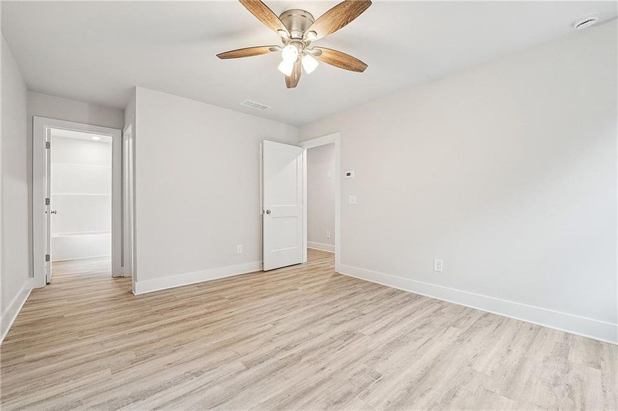 Spacious, unfurnished interior of a new home in , Gainesville (Image 7).