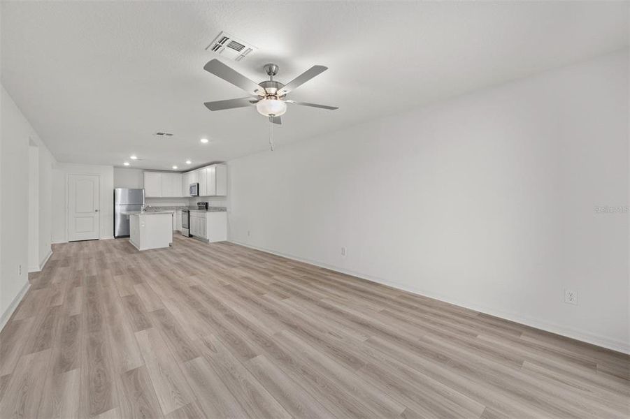 Spacious, unfurnished interior of a new home in Gum Lake Preserve, Lake Alfred (Image 22).