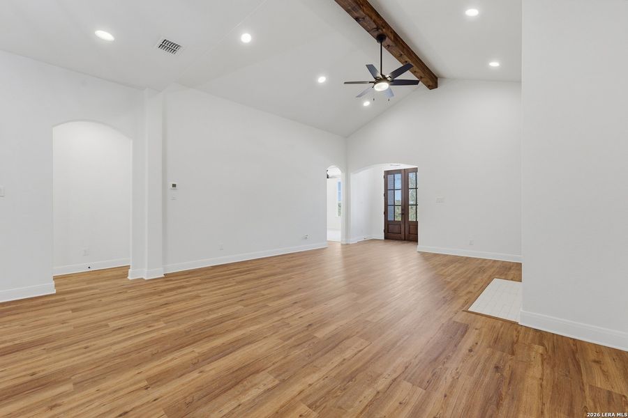 Spacious, unfurnished interior of a new home in , Canyon Lake (Image 24).