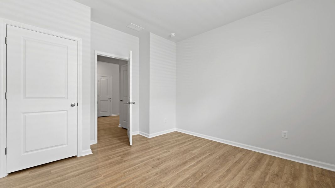 Spacious, unfurnished interior of a new home in Sheep Island, Summerville (Image 19).