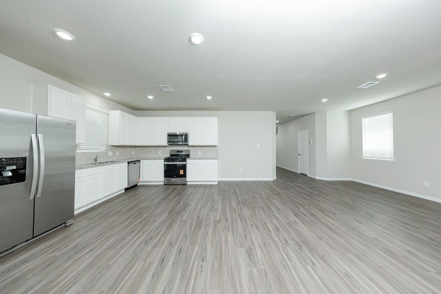 Spacious, unfurnished interior of a new home in Mackenzie Creek, Conroe (Image 15).