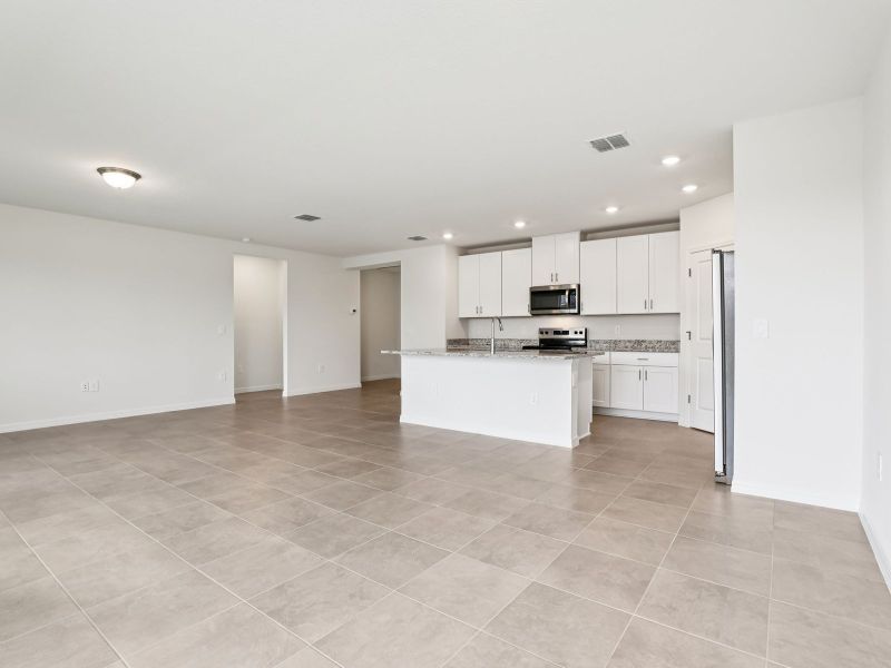 Spacious, unfurnished interior of a new home in The Grove at Stuart Crossing - Classic Series, Bartow (Image 8).