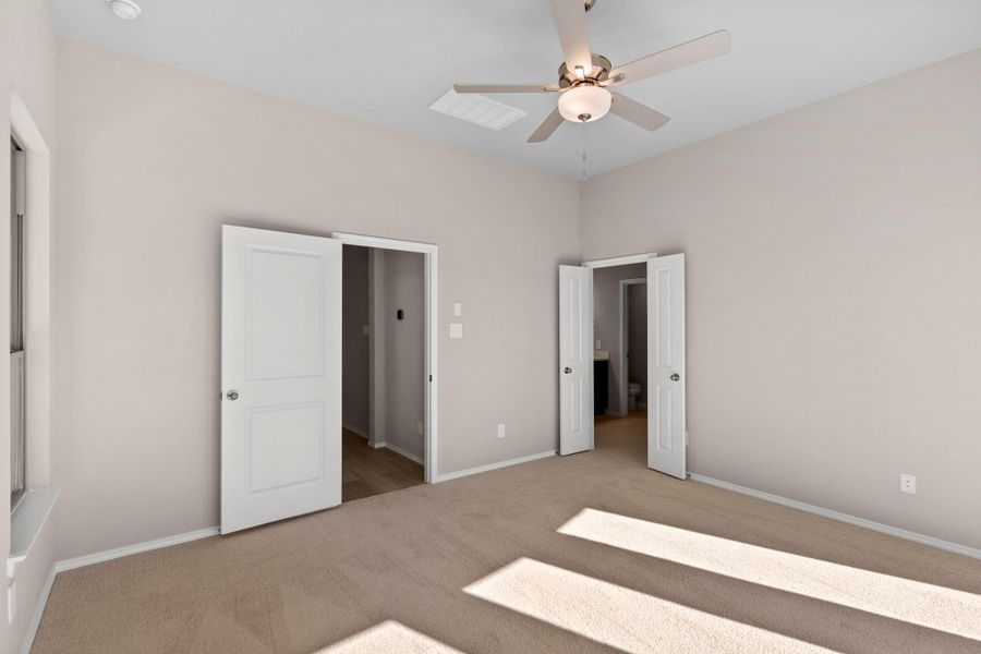 Spacious, unfurnished interior of a new home in The Highlands 45', Porter (Image 16).