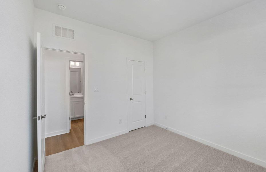 Spacious, unfurnished interior of a new home in Santa Rita Ranch, Liberty Hill (Image 21).
