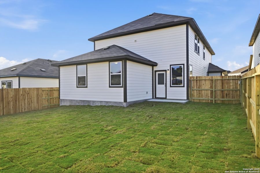 Exterior details and patio area of a home in Hunters Ranch, San Antonio (Image 4).