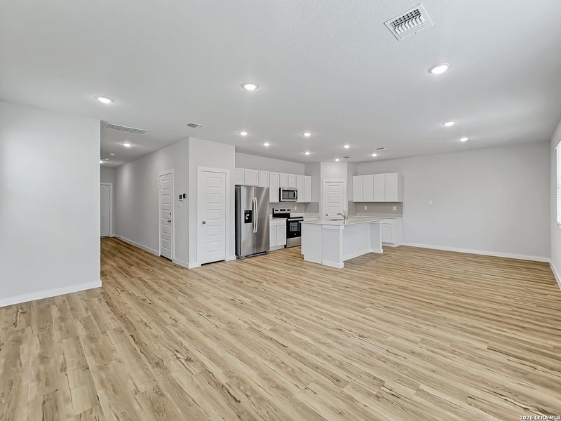 Spacious, unfurnished interior of a new home in , San Antonio (Image 17).