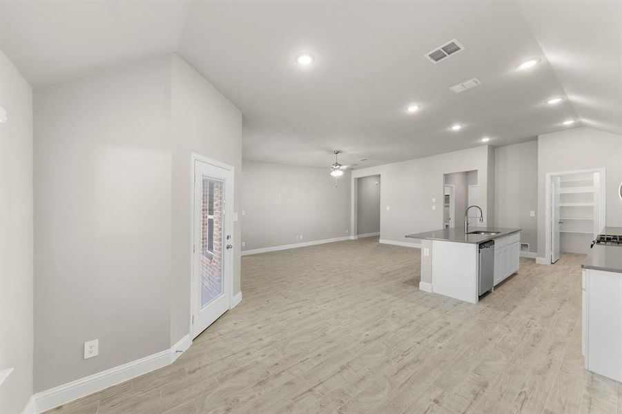 17. 141 Whistling Duck - Dining (3)