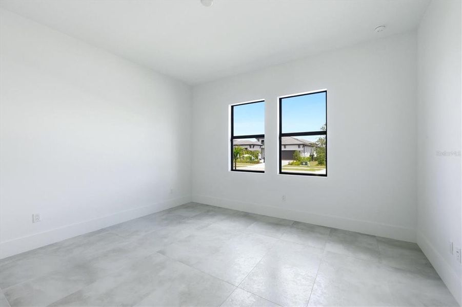 Spacious, unfurnished interior of a new home in , Sarasota (Image 21).