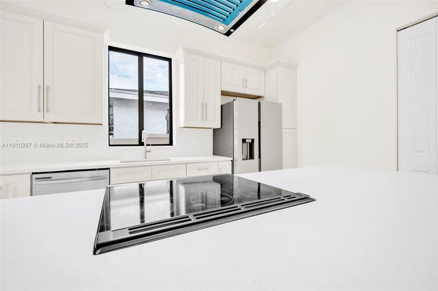 5 burner (yes, five!) electric cooktop. 5 burner (yes, five!) electric cooktop.