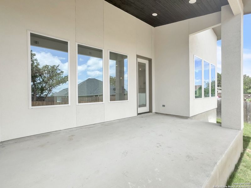 Spacious, unfurnished interior of a new home in , Blanco (Image 20).