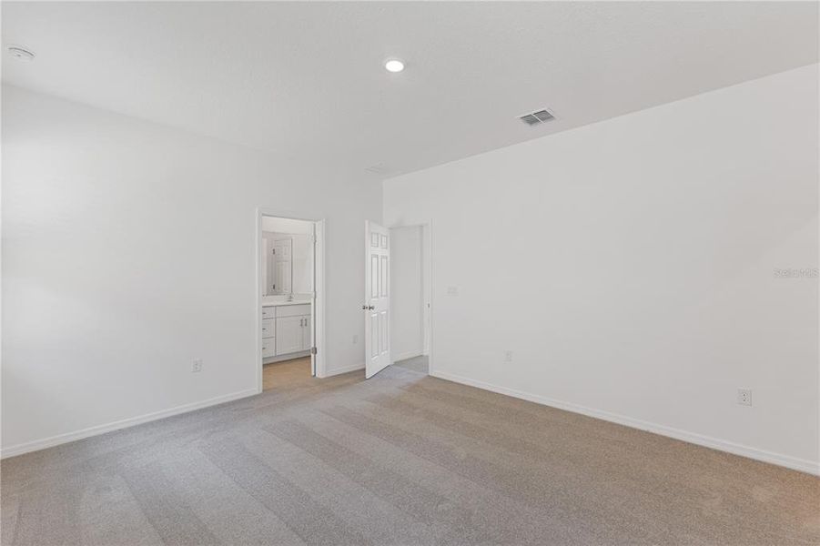 Spacious, unfurnished interior of a new home in Mirror Lake Village, Fruitland Park (Image 10). Spacious, unfurnished interior of a new home in Mirror Lake Village, Fruitland Park (Image 10).