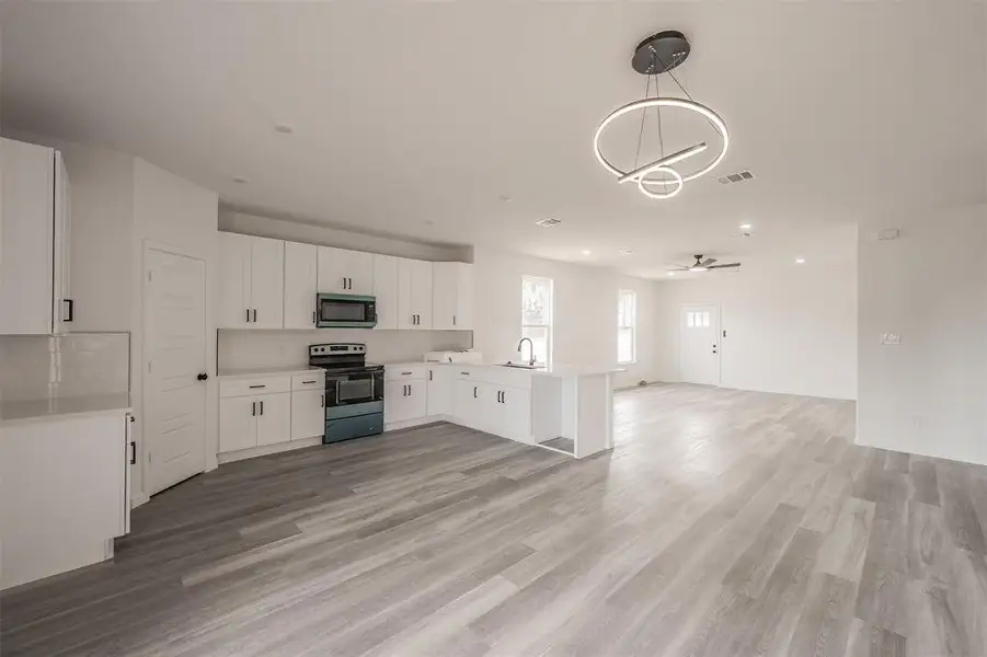Spacious, unfurnished interior of a new home in , Granbury (Image 8). Spacious, unfurnished interior of a new home in , Granbury (Image 8).