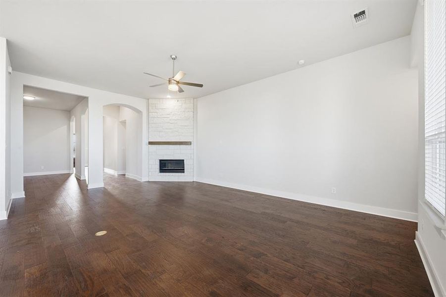 Spacious, unfurnished interior of a new home in Canyon Creek Estates, Sherman (Image 15).