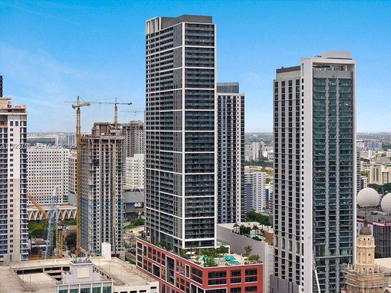 Condo located in Miami, FL showcasing its design and architecture (Image 20).