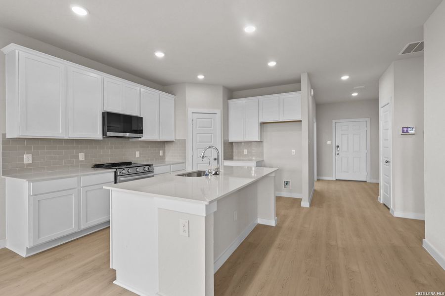Furnished interior view inside a new home in Hiddenbrooke, Seguin (Image 13).