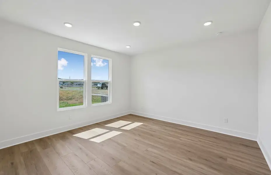 Spacious, unfurnished interior of a new home in Del Webb Barton Village, Lebanon (Image 39).