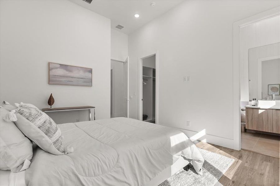 Furnished interior view inside a new home in , Montverde (Image 17).