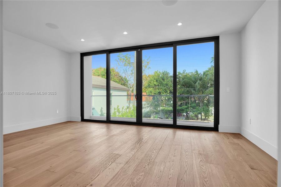 Spacious, unfurnished interior of a new home in , Miami (Image 24).