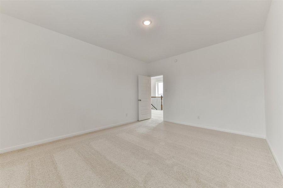 Spacious, unfurnished interior of a new home in Anderson Lake, Houston (Image 18).