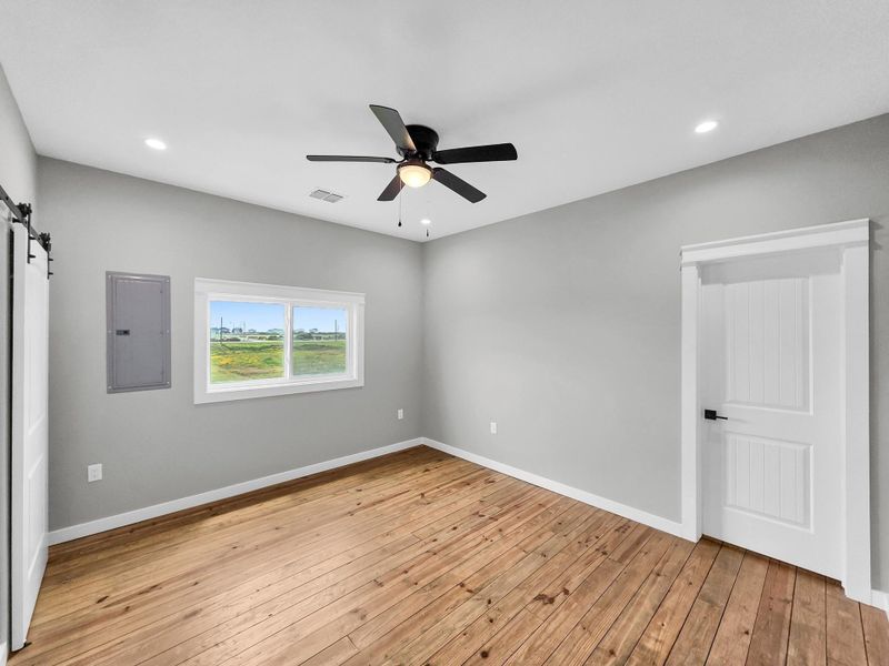 Spacious, unfurnished interior of a new home in , Crystal Beach (Image 17).