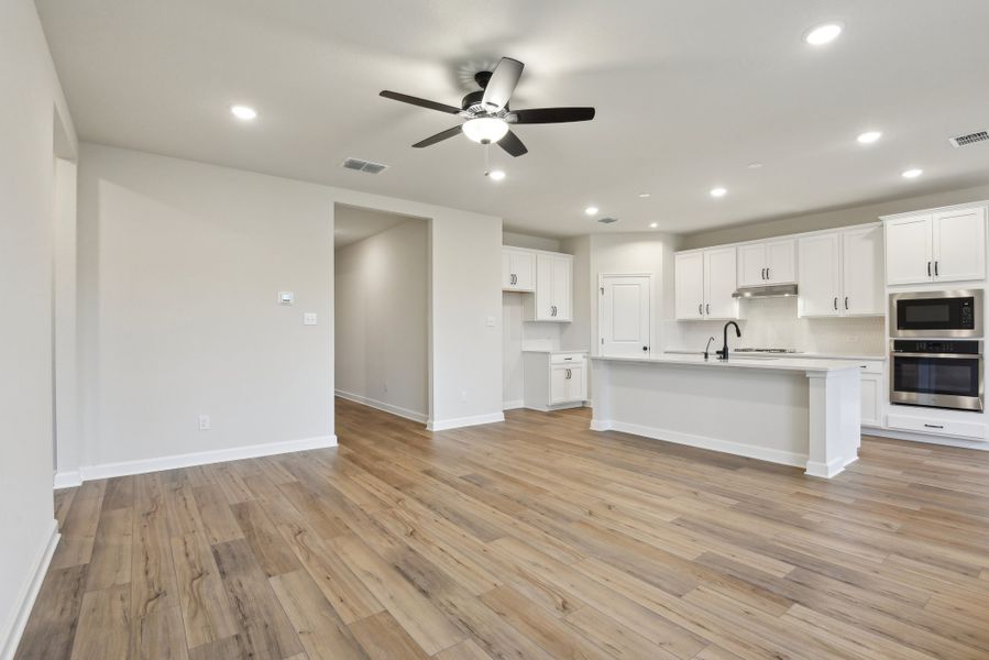 Representative unfurnished interior of a home built from the Makenzie by Ashton Woods in Hennersby Hollow, San Antonio (Image 18).