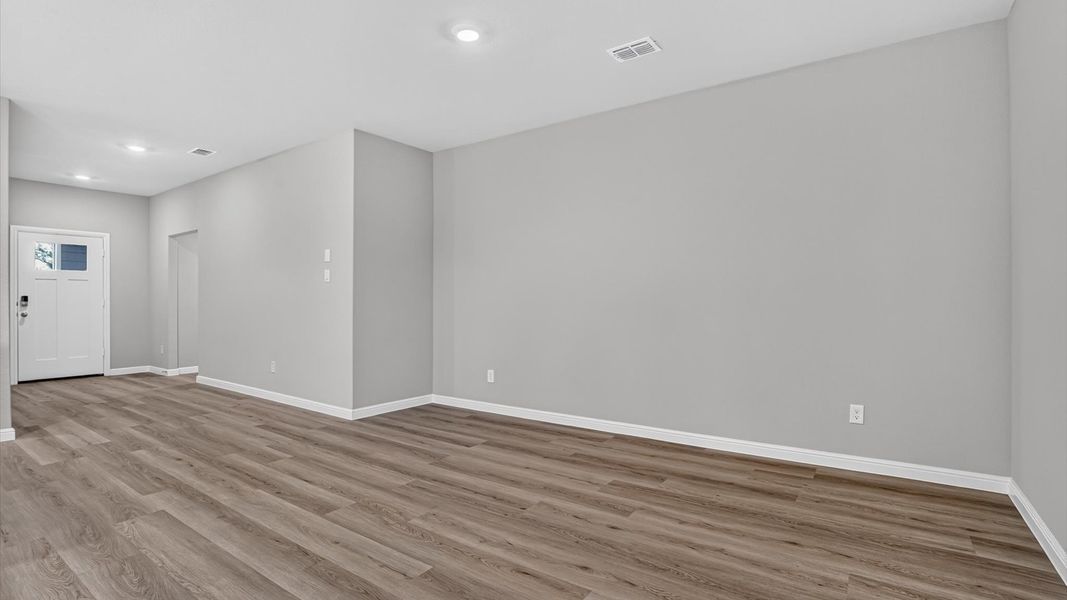 Spacious, unfurnished interior of a new home in Sandstone Estates, Granbury (Image 13).