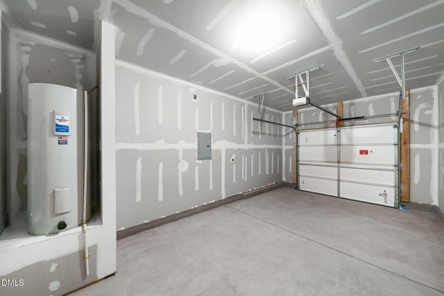 SUN_Everlee_Pic_CarsonII_QMI_260_Garage_