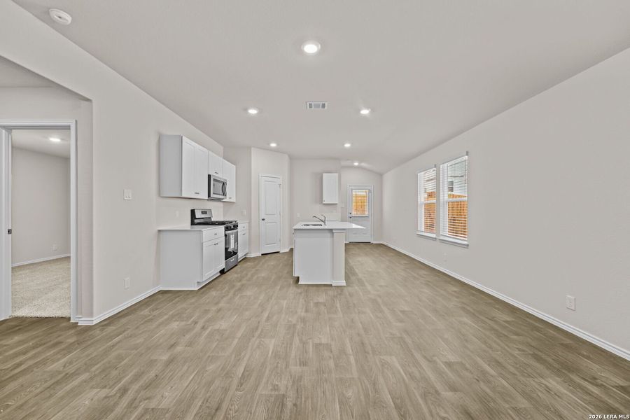 Spacious, unfurnished interior of a new home in Applewood, San Antonio (Image 20).