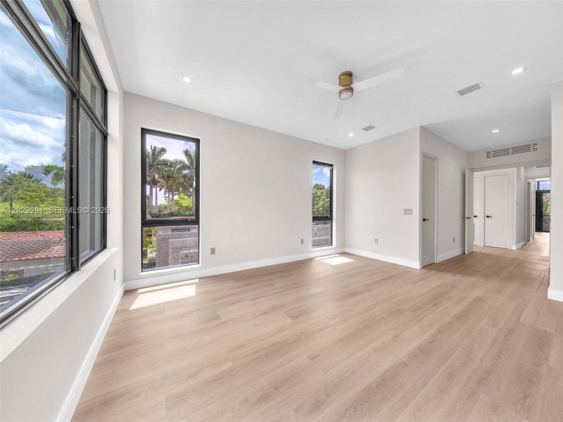 Spacious, unfurnished interior of a new home in , Hollywood (Image 38).