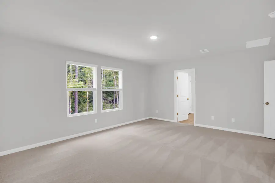 Spacious, unfurnished interior of a new home in Bradford Pointe, Summerville (Image 31).