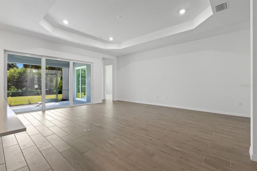 Spacious, unfurnished interior of a new home in Sandy Key, Fort Myers (Image 18).