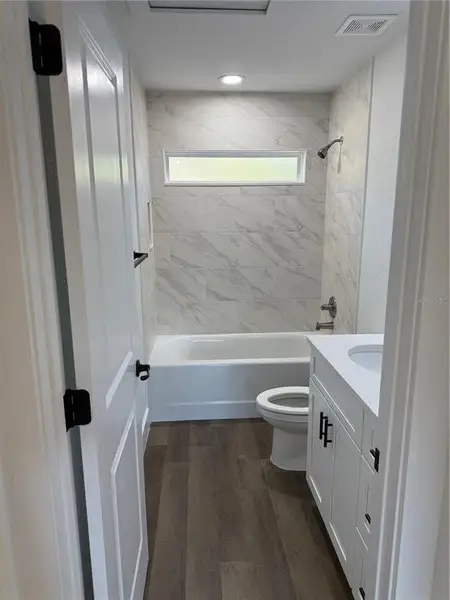 Furnished interior view inside a new home in , Ocklawaha (Image 4).