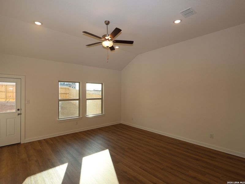 Spacious, unfurnished interior of a new home in Mesquite Ridge, San Antonio (Image 28).