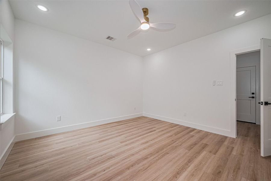 Spacious, unfurnished interior of a new home in , Houston (Image 36).