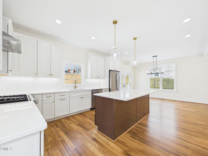 CAM01608G0-PR0128-STILL031