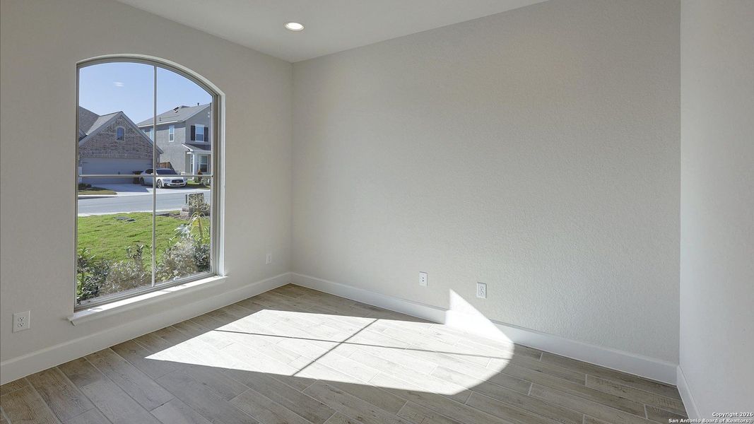 Spacious, unfurnished interior of a new home in Ladera, San Antonio (Image 19).