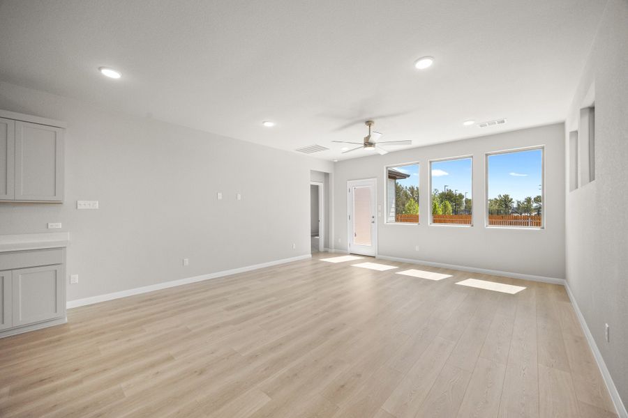 Spacious, unfurnished interior of a new home in Trinity Ranch, Elgin (Image 17).