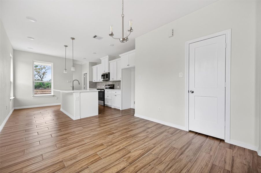 Spacious, unfurnished interior of a new home in , Hempstead (Image 36).