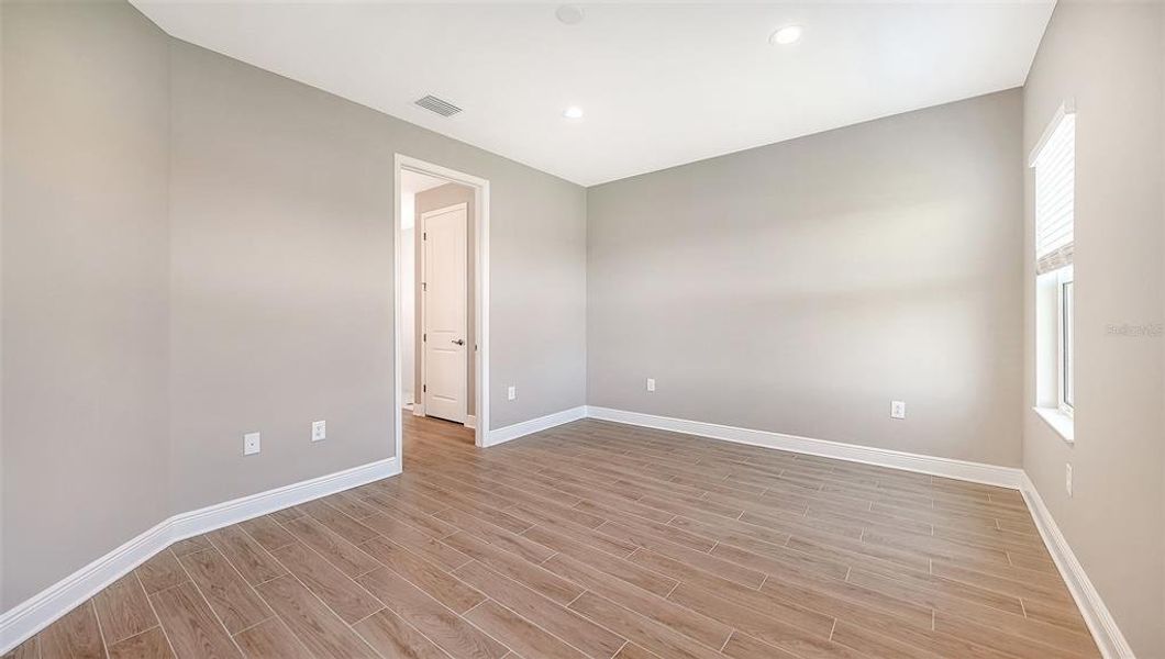 Spacious, unfurnished interior of a new home in Palmera, Venice (Image 24). Spacious, unfurnished interior of a new home in Palmera, Venice (Image 24).