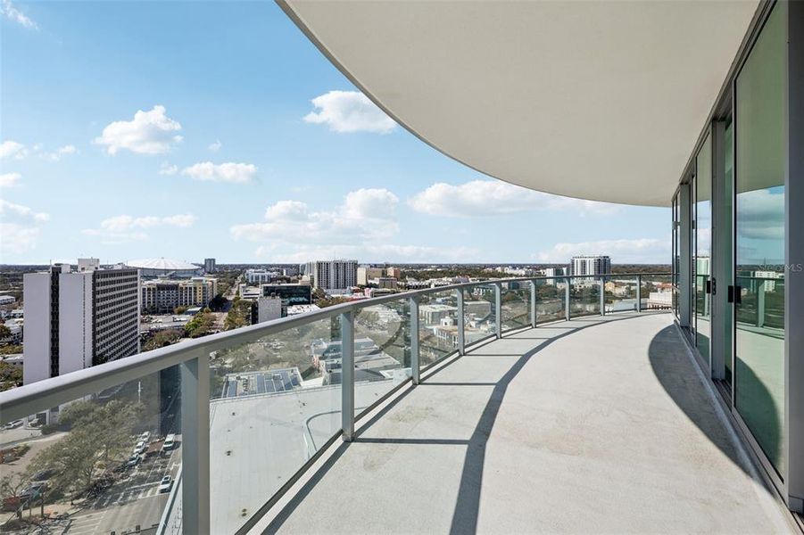 Condo located in St. Petersburg, FL showcasing its design and architecture (Image 27).