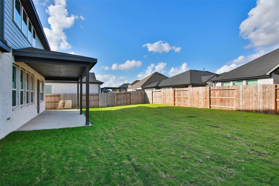 Exterior details and patio area of a home in Brookewater, Rosenberg (Image 23).