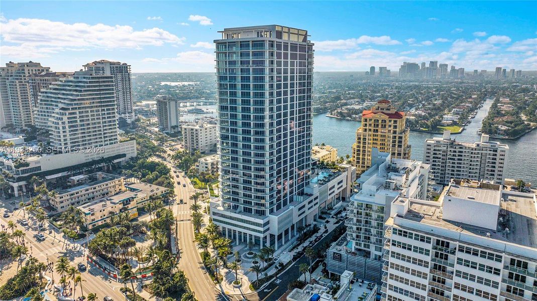 Condo located in Fort Lauderdale, FL showcasing its design and architecture (Image 38).