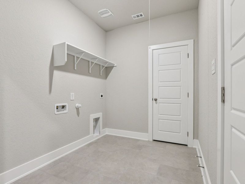 Spacious, unfurnished interior of a new home in Remington Ranch, San Antonio (Image 21).
