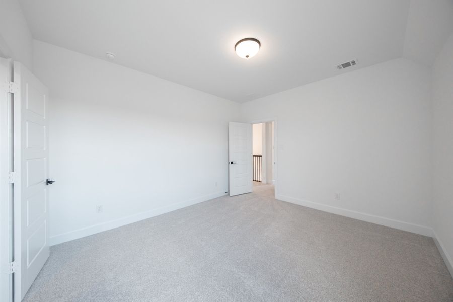 Spacious, unfurnished interior of a new home in Heath Golf and Yacht Club, Heath (Image 26).