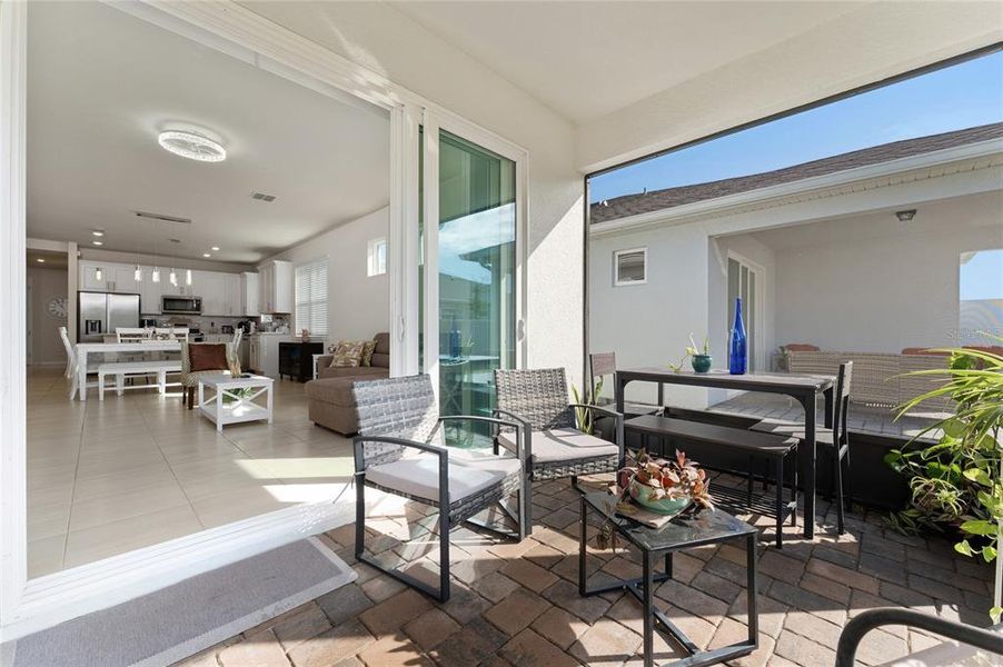 Exterior details and patio area of a home in , Kissimmee (Image 3).