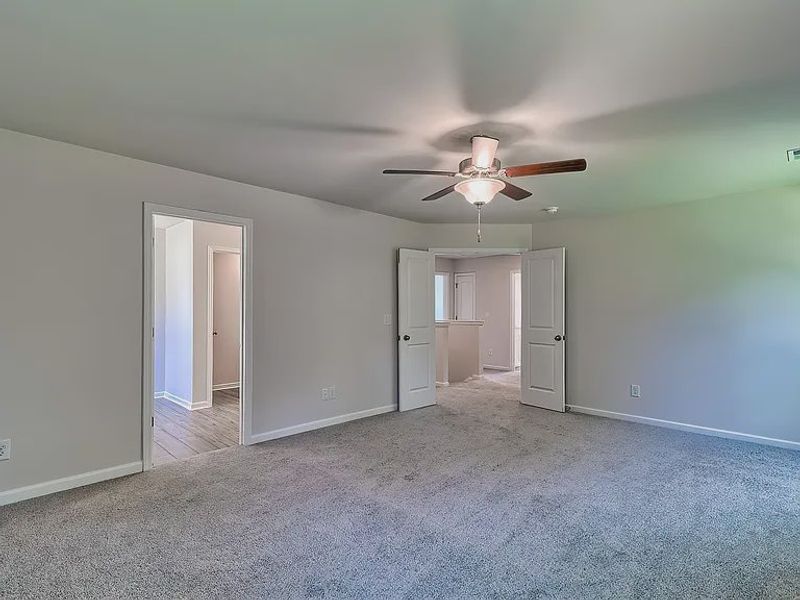 Spacious, unfurnished interior of a new home in Emanuel Creek, West Columbia (Image 14).
